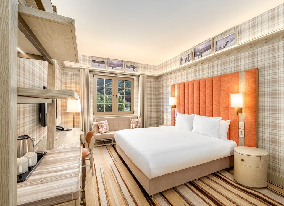 Deluxe Room, 1 Queen Bed | Pillowtop beds, minibar, in-room safe, desk
