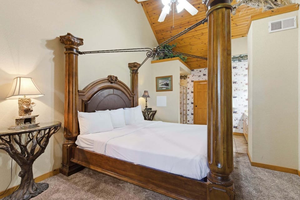 Upstairs Bedroom- King Bed, Attached Bath
