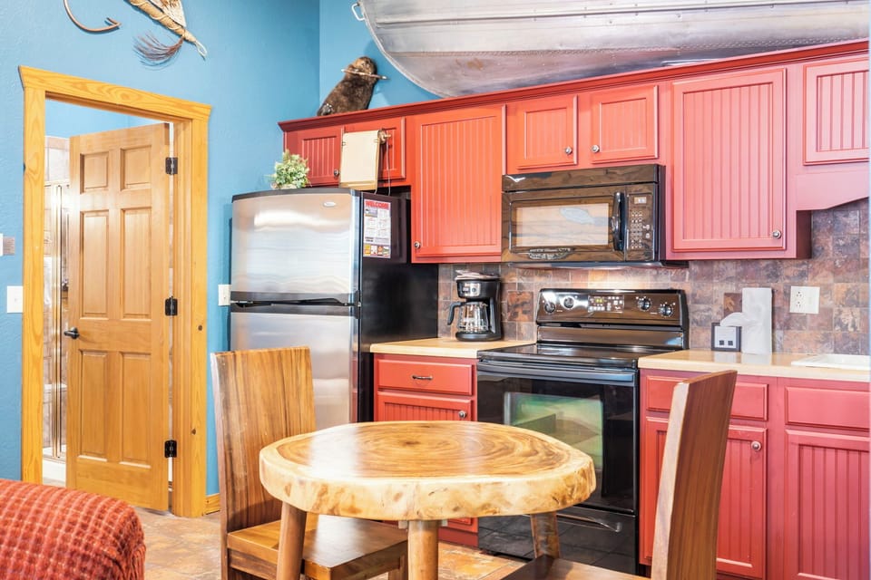 Fully Equipped Kitchen with Dining Table