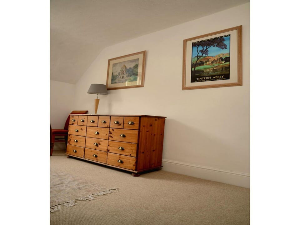 House | 9 bedrooms, individually furnished, iron/ironing board, bed sheets