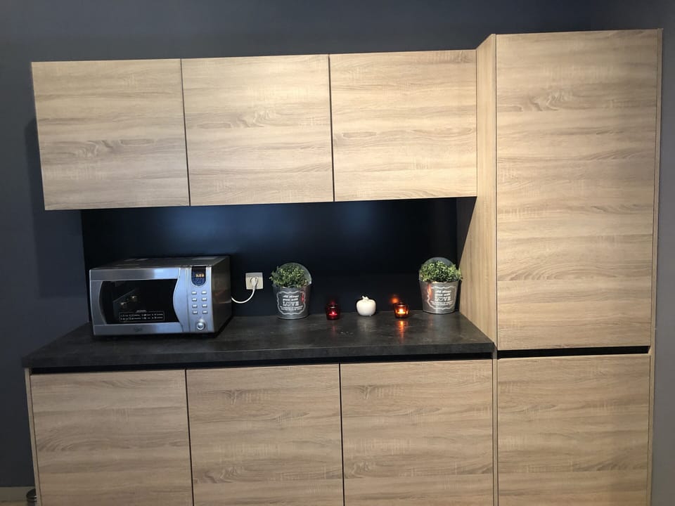 Villa | Private kitchen | Microwave, electric kettle, toaster, cookware/dishes/utensils