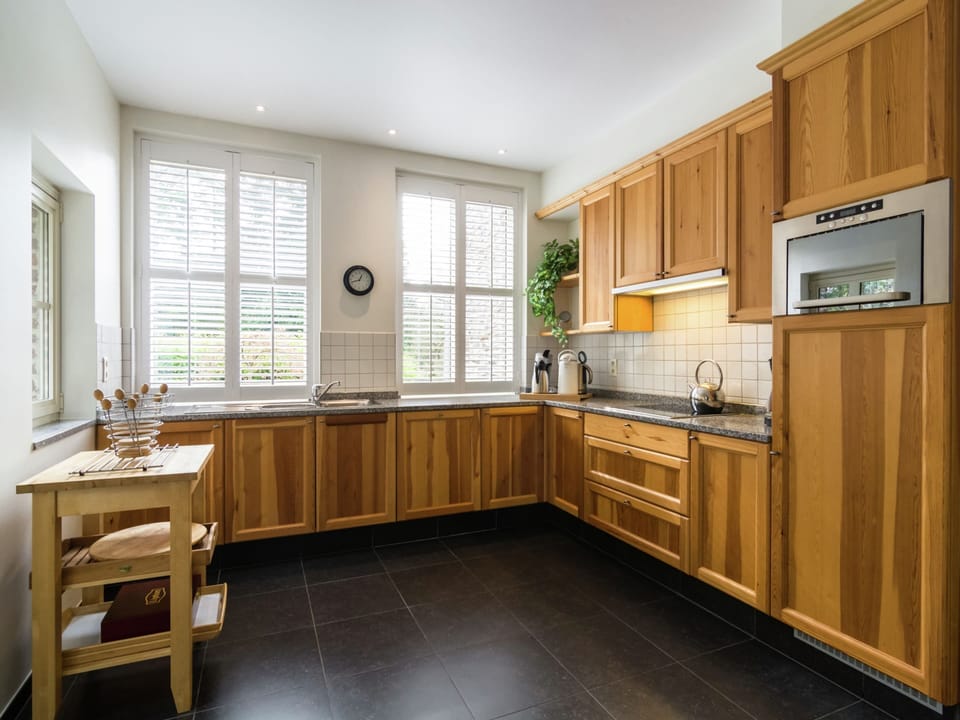 House | Private kitchen | Microwave, stovetop, highchair