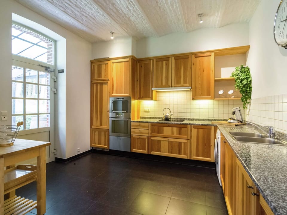 House | Private kitchen | Microwave, stovetop, highchair
