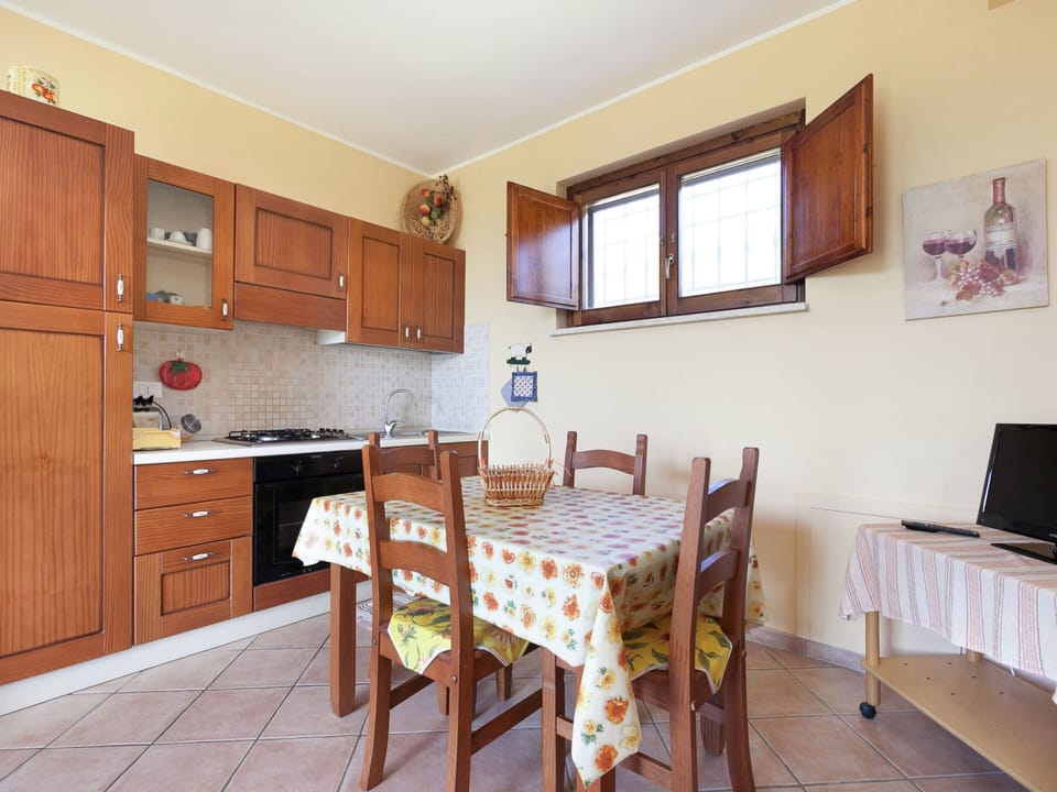 House | Private kitchen | Electric kettle, toaster, highchair, cookware/dishes/utensils
