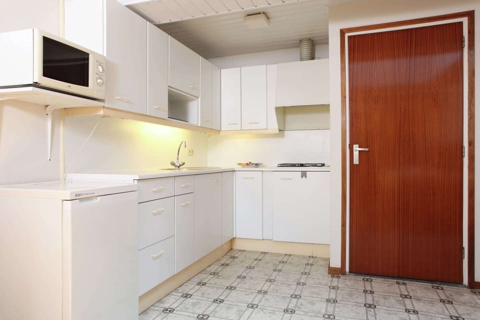 House | Private kitchen | Coffee/tea maker, microwave