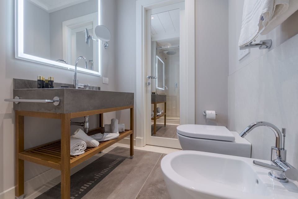 Junior Room | Bathroom | Free toiletries, hair dryer, slippers, bidet