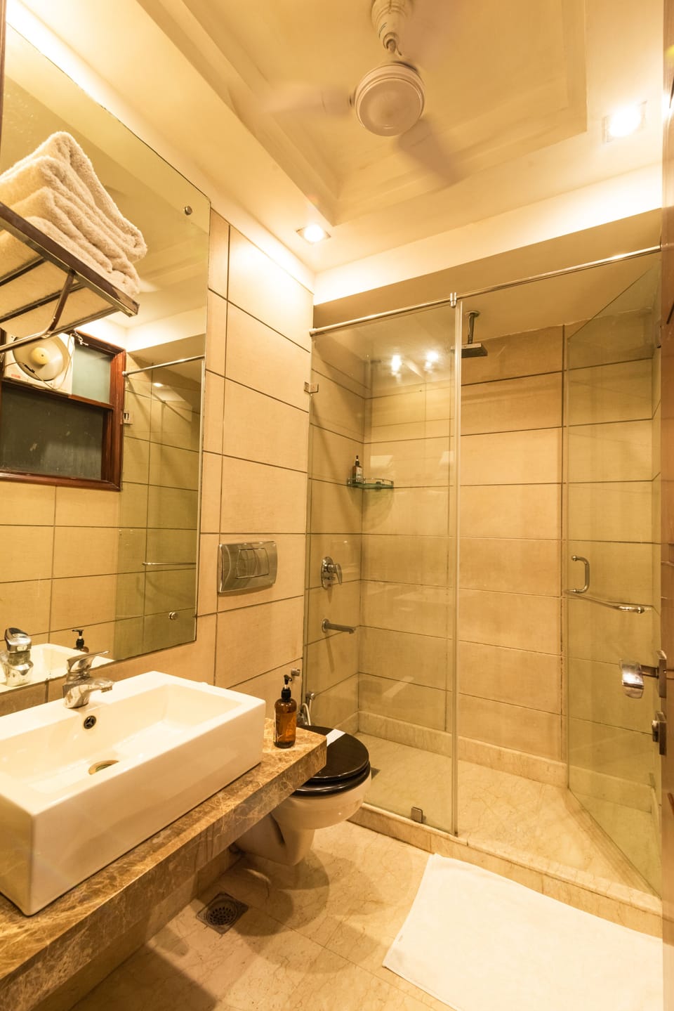 Executive Room | Bathroom | Shower, hair dryer, towels