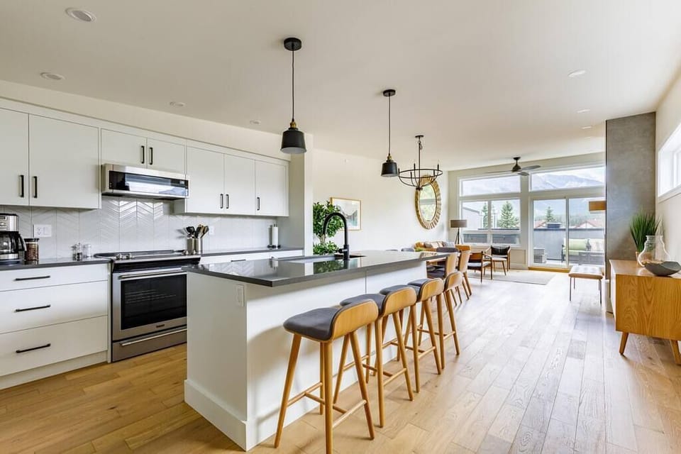 Kitchen island comfortably seats 4, perfect for that morning cuppa
