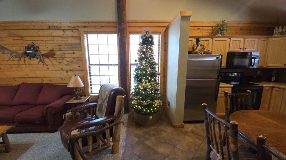 Holiday decorations may vary from year to year and are usually displayed from November 1 to January 3.