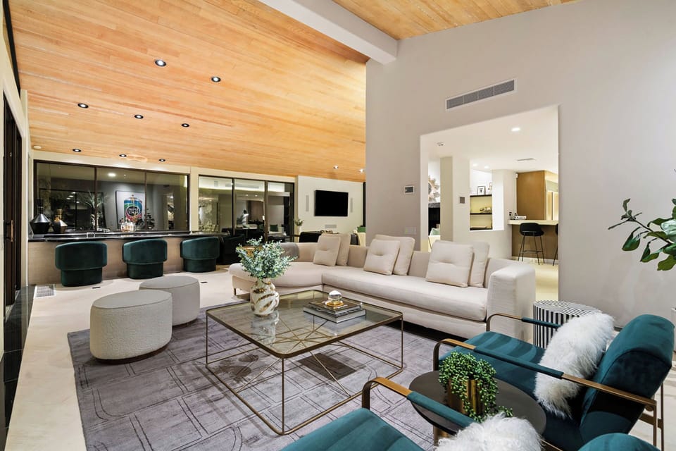 Located in the exclusive Cahuilla Hills area of Palm Desert with El Paseo just a couple miles away