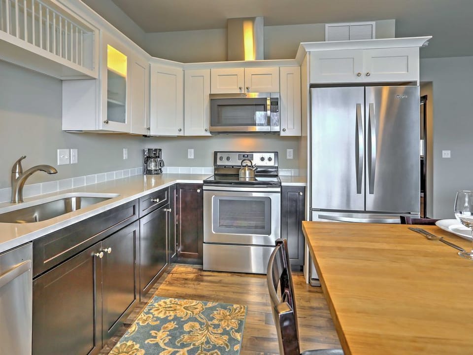 Prepare tasty post-lake snacks in the fully equipped kitchen.