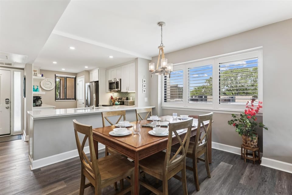 Dining Table with Seating for Six at 4404 Island Club