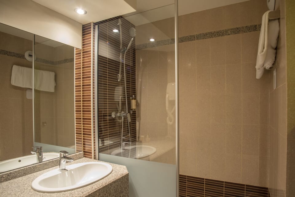 Classic Room, 1 Double Bed | Bathroom | Combined shower/tub, rainfall showerhead, eco-friendly toiletries