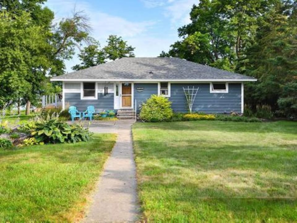 Front of house - virtual tour: http://my.Matterport.com/show/?m=b7evb9suaKW