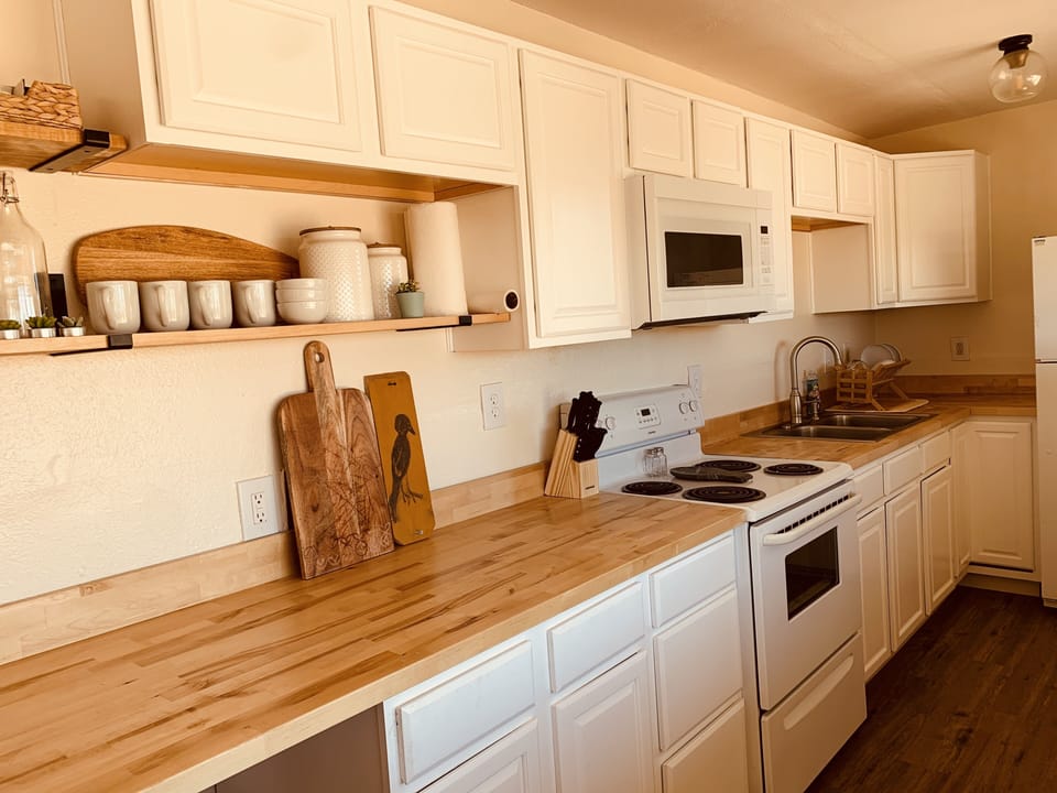 Great cooking kitchen, fully stocked