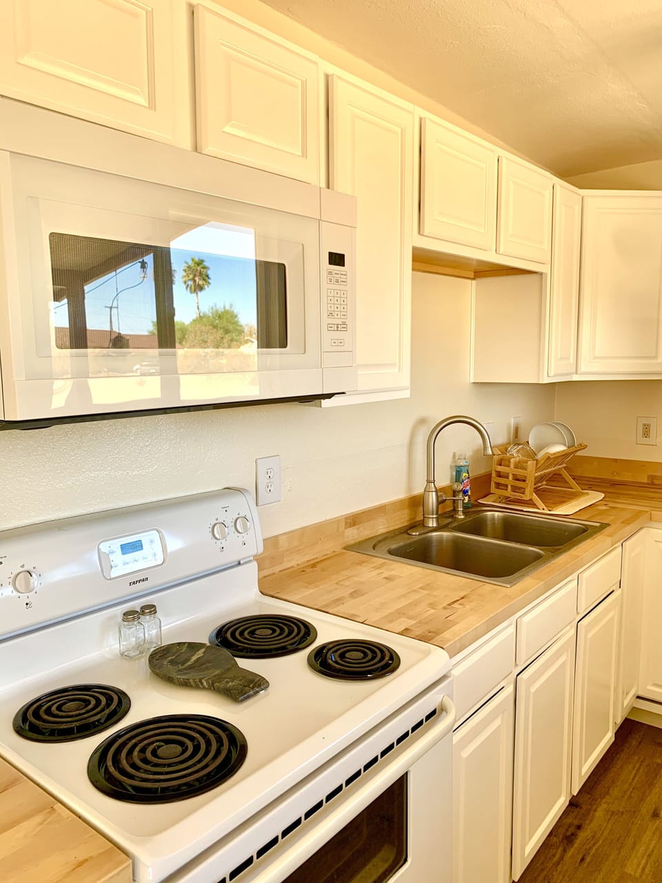 Over the range microwave, stovetop plus oven. Extra pans are in oven drawer.