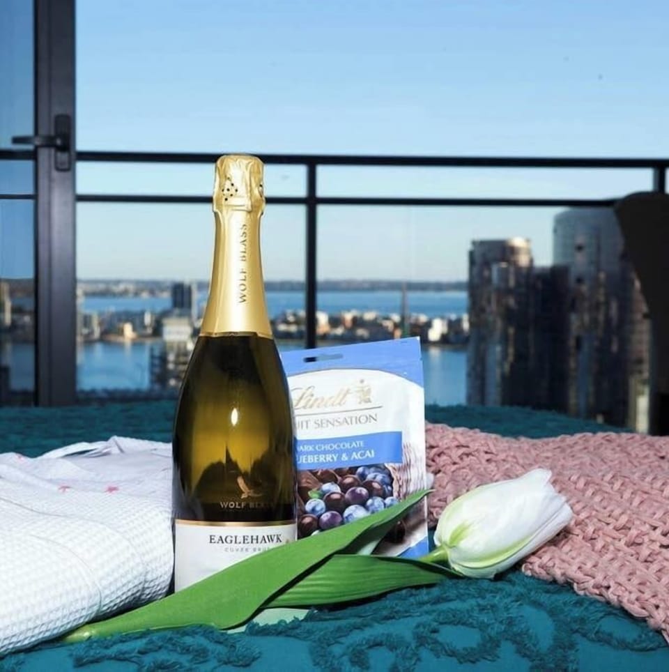 Complementary romance package is available for a couple who stay for 7 days or more.