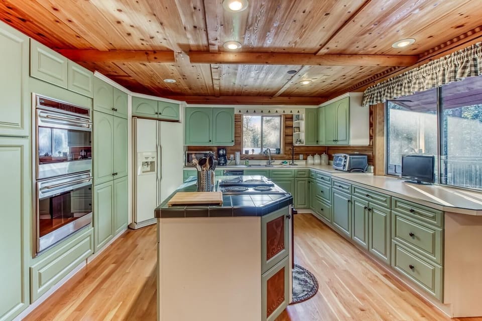 Large fully stocked kitchen--three ovens