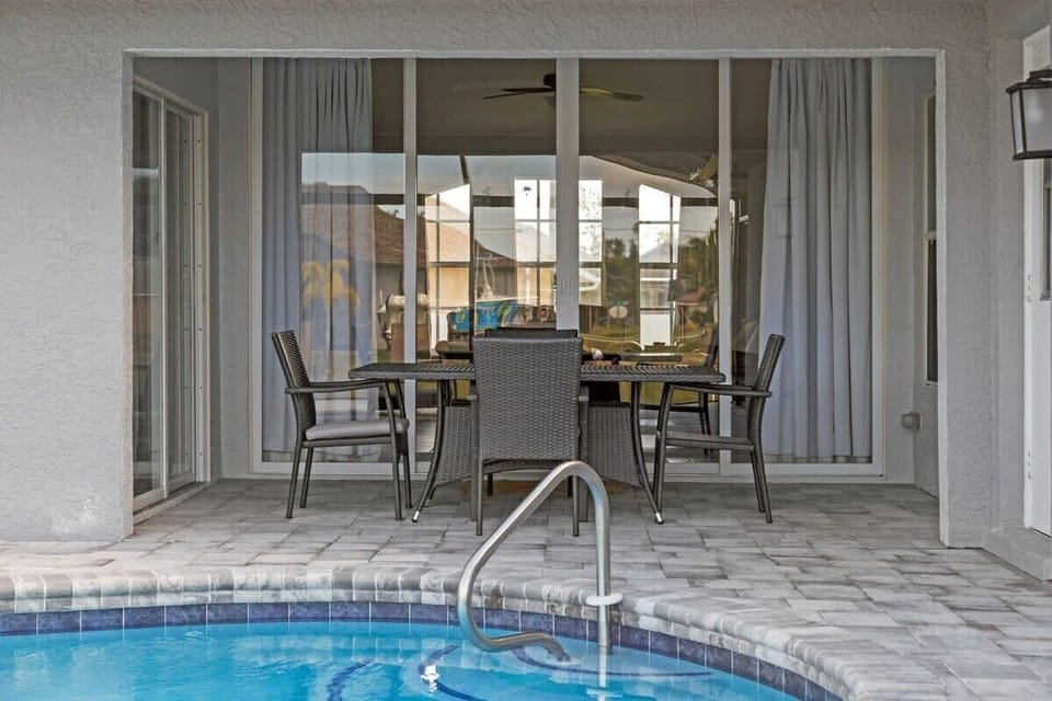 Dining area for six on lanai