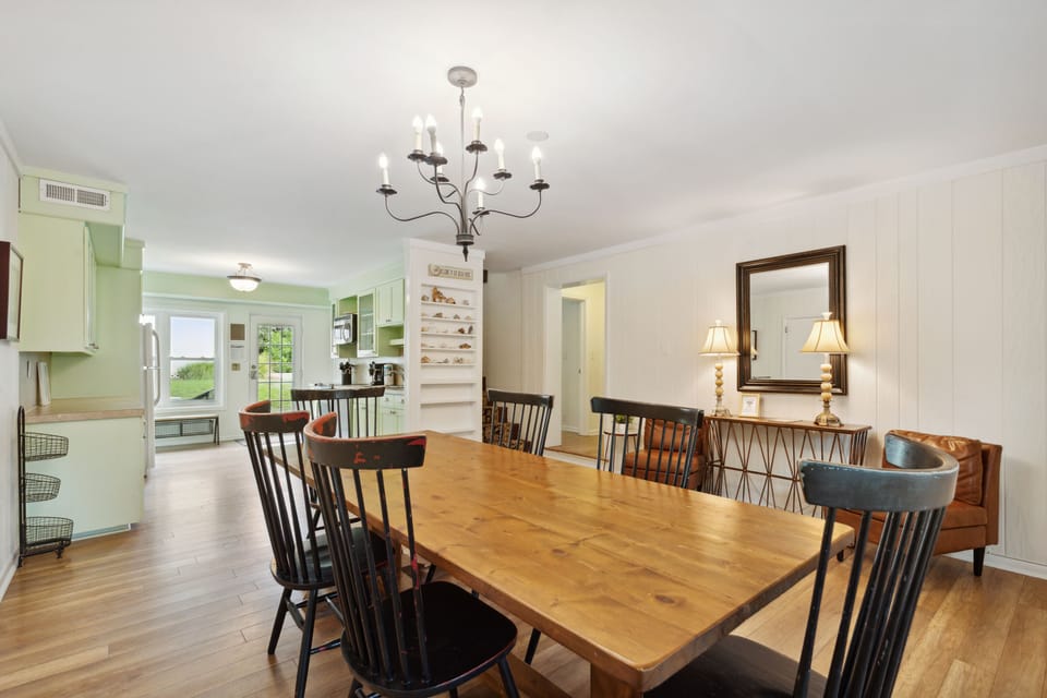 Dining area with seating for 6 to enjoy a meal together