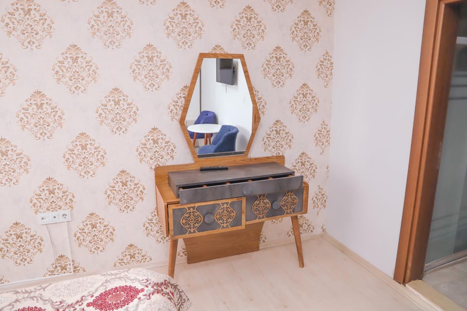 Premium bedding, laptop workspace, WiFi (free), bed sheets