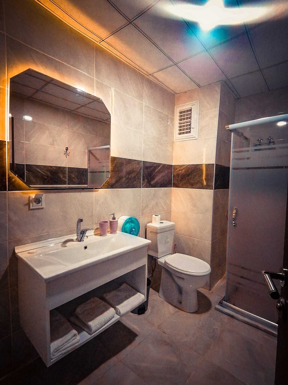 Standard Single Room | Bathroom | Shower, hair dryer, slippers, towels