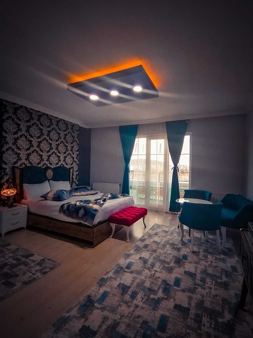 Premium bedding, laptop workspace, WiFi (free), bed sheets