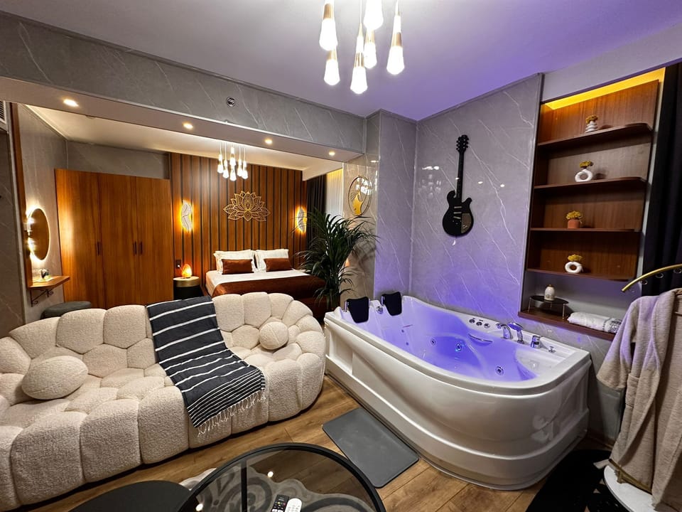 Executive Room, 1 Bedroom, Jetted Tub | Egyptian cotton sheets, premium bedding, desk, laptop workspace