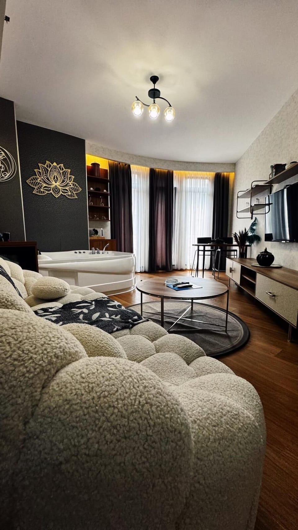 Executive Room, 1 Bedroom, Jetted Tub | Egyptian cotton sheets, premium bedding, desk, laptop workspace