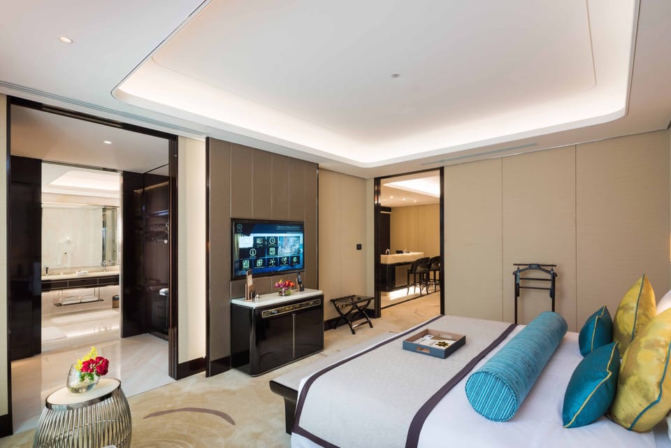 Premium Suite, 1 King Bed, Sea View | Minibar, desk, blackout drapes, soundproofing
