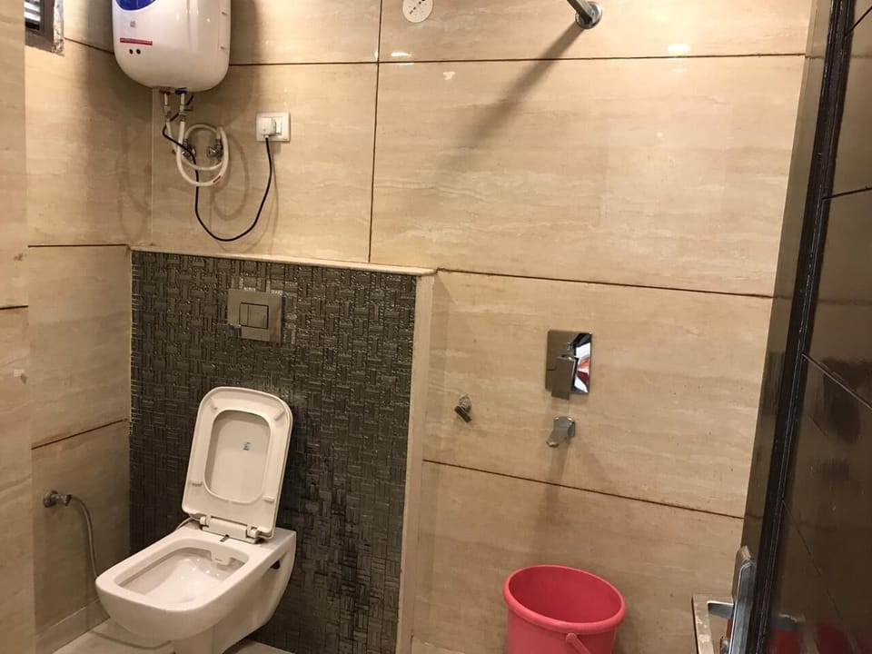 Rainfall showerhead, free toiletries, towels, soap