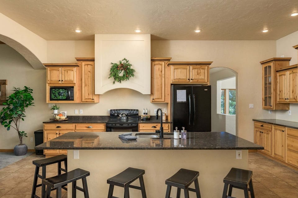 Kitchen Bar Cheers — Pull up a stool, pour a drink, and keep the chef company at the spacious bar top. 🍸🪵