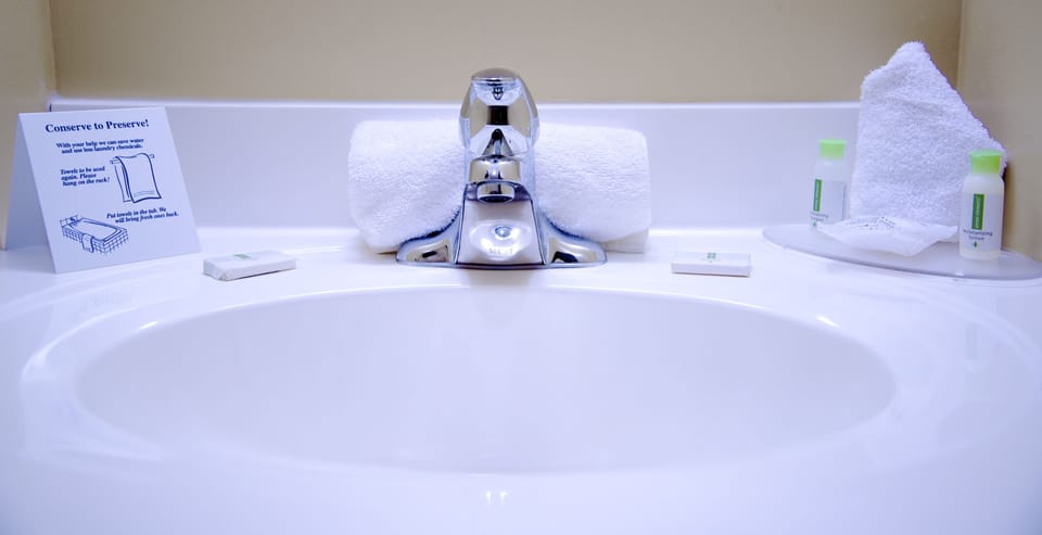 Combined shower/tub, free toiletries, towels