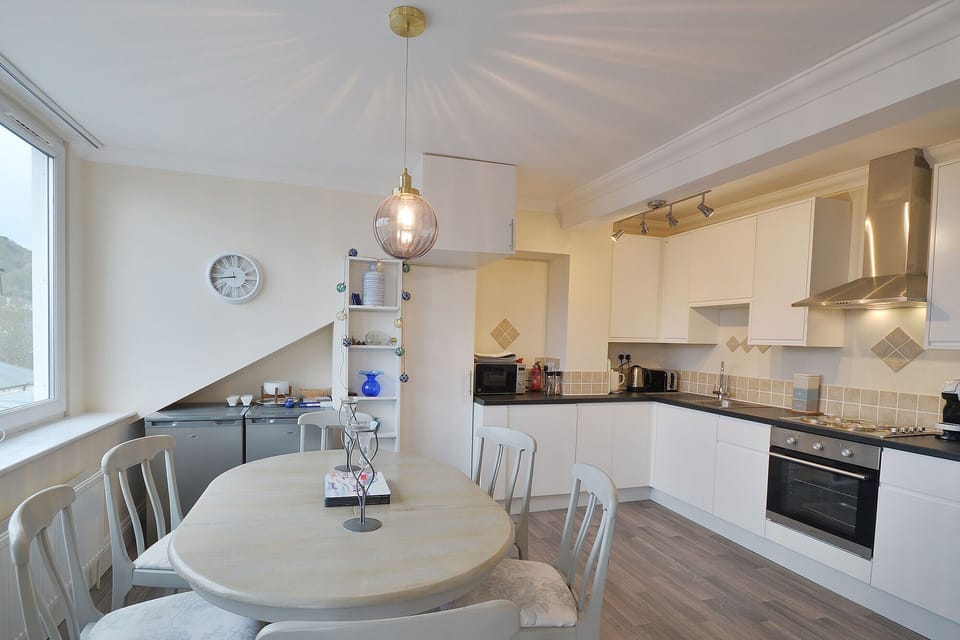 Fully equipped kitchen with full oven and washing machine