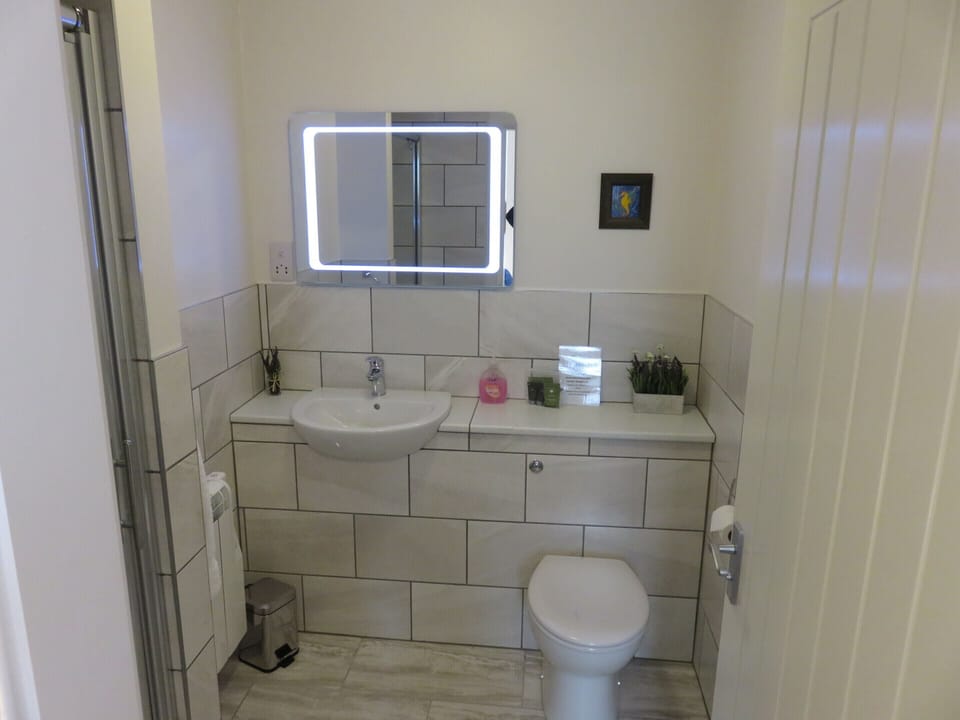 Classic Double Room, Ensuite, Courtyard View | Bathroom