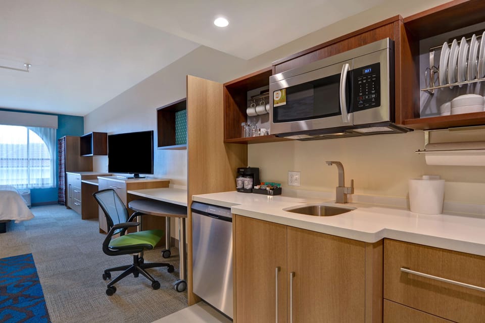 Coffee/tea maker, full-size fridge, microwave, dishwasher