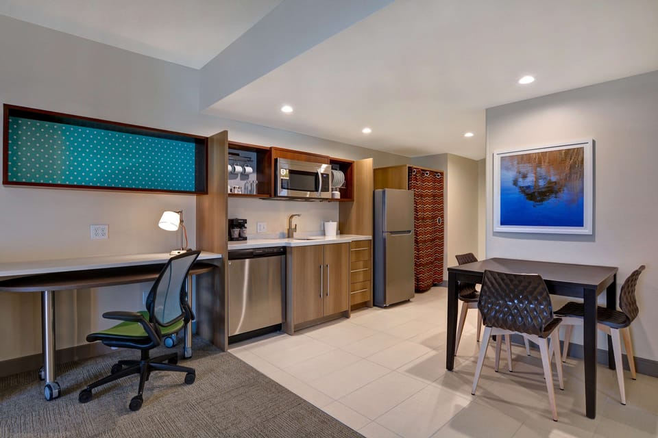 Coffee/tea maker, full-size fridge, microwave, dishwasher