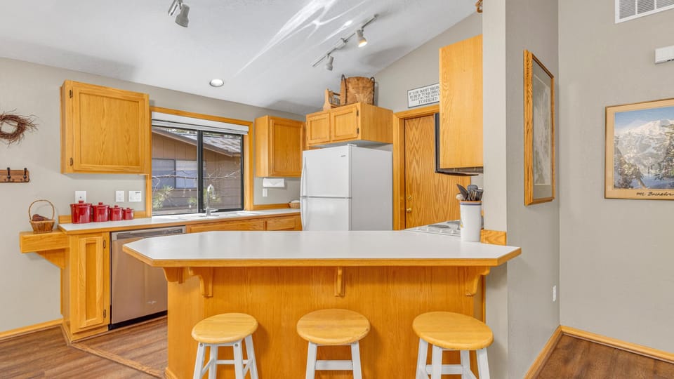 House, 2 Queen Beds (Coyote - Unit 9) | Private kitchen