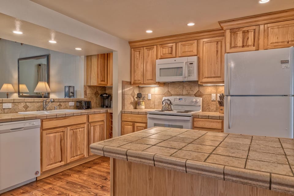 House, Multiple Beds (Jackpine - Unit 8) | Private kitchen | Blender, dining table