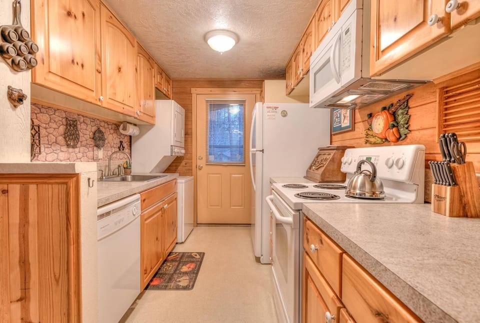 House, Multiple Beds (Pine Needle - Unit 7) | Private kitchen | Toaster, dining tables