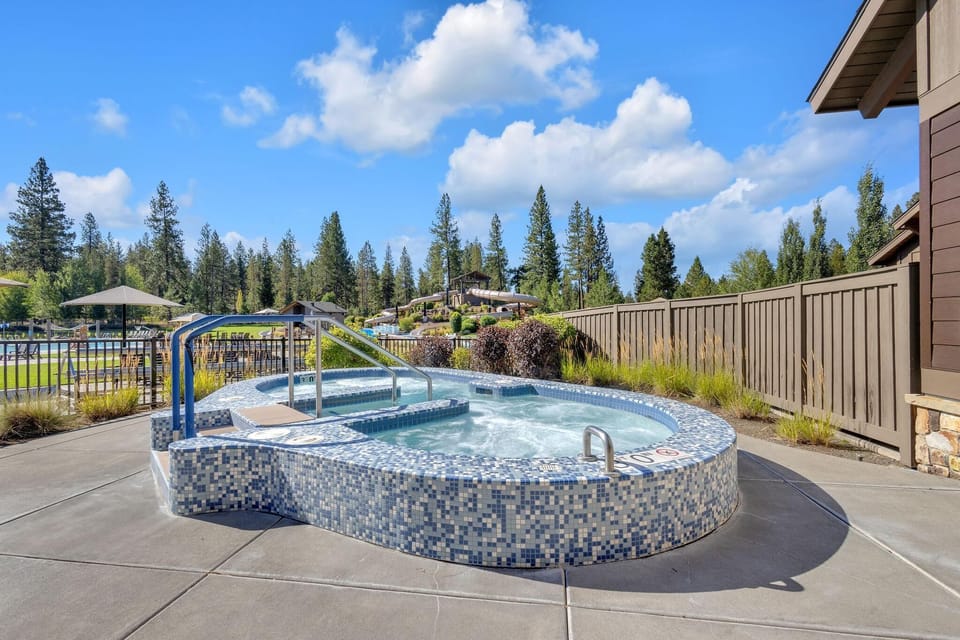 House, Multiple Beds (Lost - Unit 11) | Outdoor spa tub