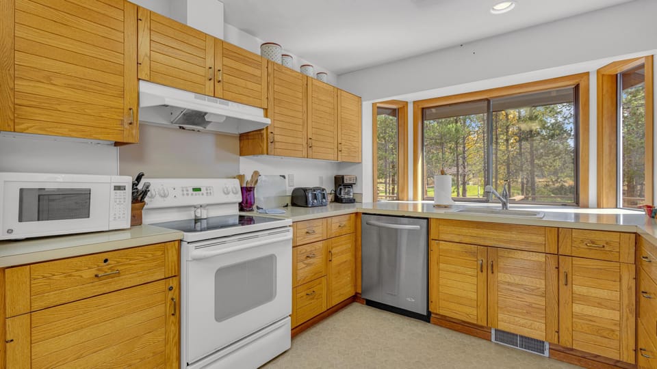 House, Multiple Beds, Mountain View (White Elm - Unit 15) | Private kitchen | Dining tables