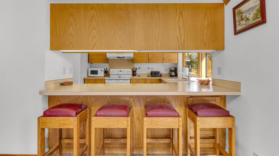 House, Multiple Beds, Mountain View (White Elm - Unit 15) | Private kitchen | Dining tables