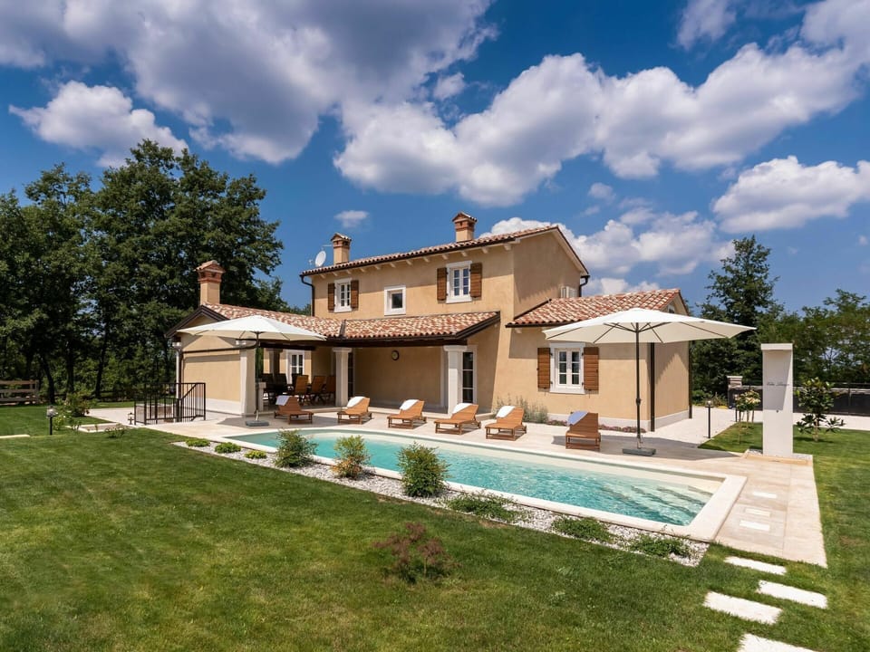 Plant, Cloud, Sky, Building, Property, Window, Tree, House, Swimming Pool, Land Lot