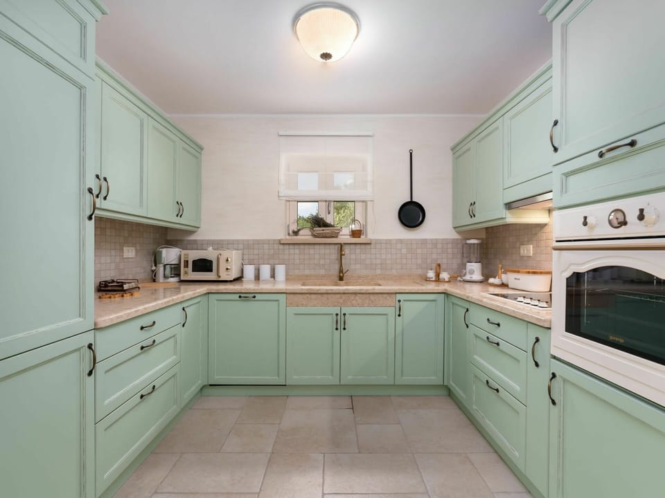 Cabinetry, Countertop, Kitchen Sink, Tap, Furniture, Property, Sink, Drawer, Kitchen Appliance, Interior Design