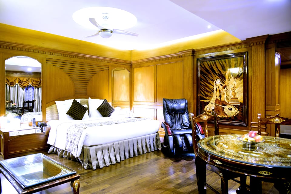 Premier Suite | Minibar, in-room safe, desk, soundproofing