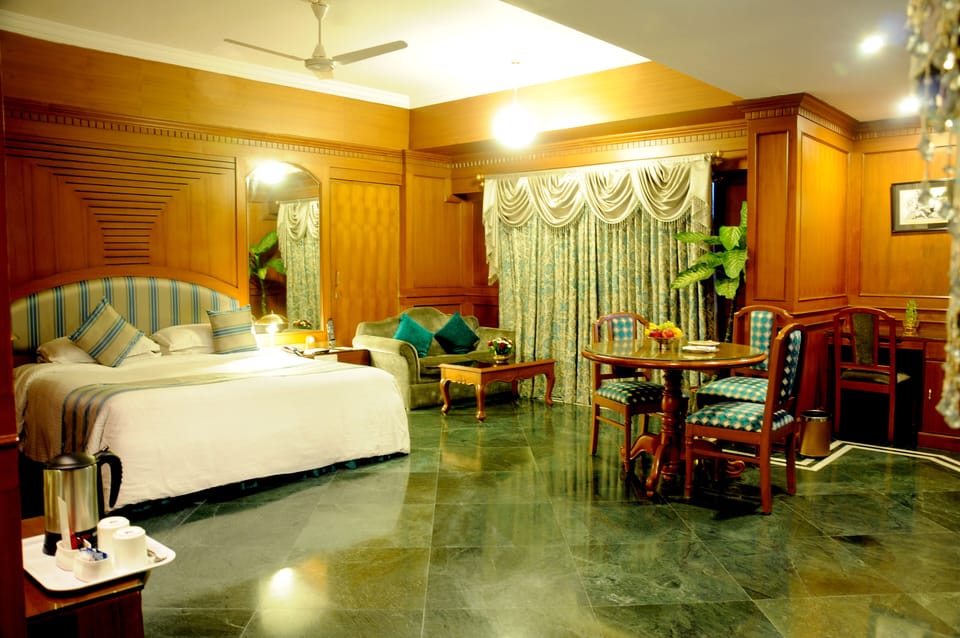 Executive Suite | Minibar, in-room safe, desk, soundproofing