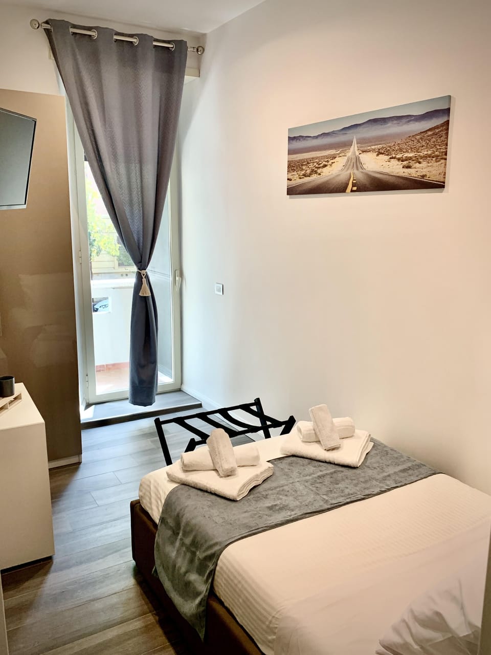 Business Room | Minibar, in-room safe, individually decorated, individually furnished