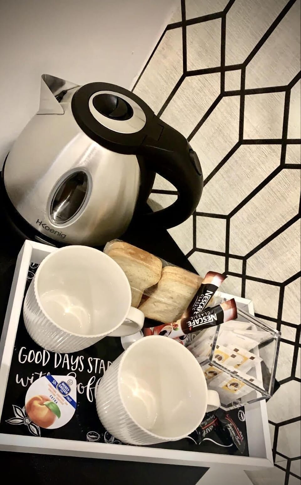 Economy Twin Room | Coffee and/or coffee maker