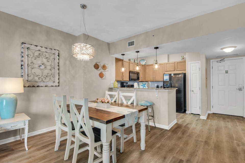 Dining plus eat-in bar seating
